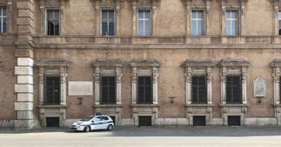 “Scusi, può spostare la Punto bianca e blu? Mi rovina la foto” “Scusi, può spostare la Punto bianca e blu? Mi rovina la foto”
