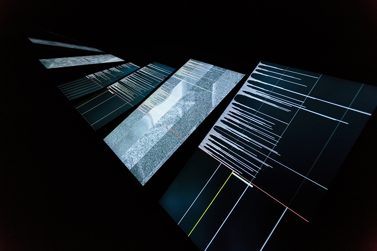 Ryoichi Kurokawa, ad/ab Atom, 2017 Installazione audiovisiva (7 display, audio 4 canali), 8 minuti © L’artista. Courtesy di GNRation. Foto: Hugo Sousa