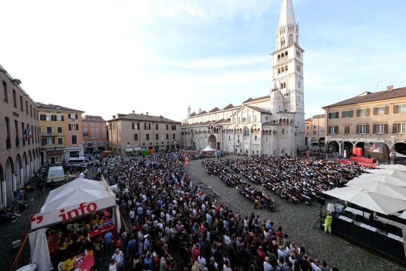 Piazza Grande a Modena in occasione del FestivalFilosfia 2019 - Fotografia di Serena Campanini - Intervista Daniele Francesconi