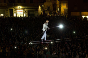 2017, Andrea Loreni - funambolo in Piazza Grande a Modena. Fotografia di Chiara Ferrin