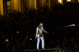 2017, Andrea Loreni - funambolo in Piazza Grande a Modena. Fotografia di Chiara Ferrin