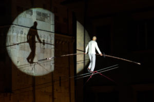 2017, Andrea Loreni - funambolo in Piazza Grande a Modena. Fotografia di Chiara Ferrin